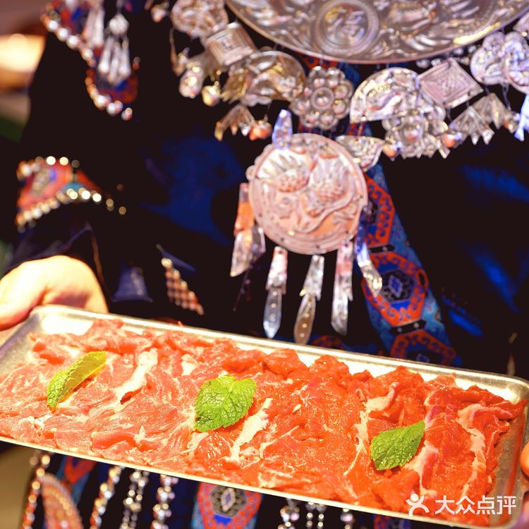 他们家大部分都是贵州空运过来的食材！汤底更不得了