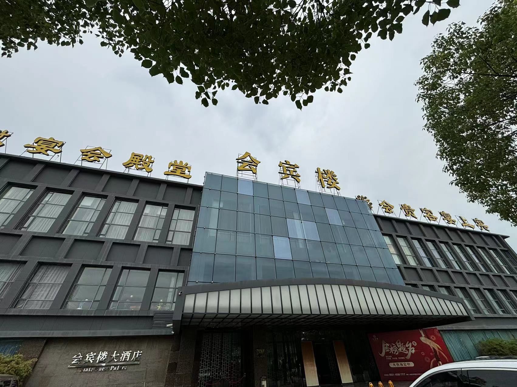 气息的颜色,象征着高贵,浪漫和神秘,而且蓝色会给人一种梦幻般的氛围