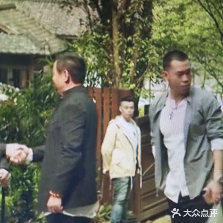 台湾黑帮片，片名是台湾话，地盘争夺，光看片名就是一场
