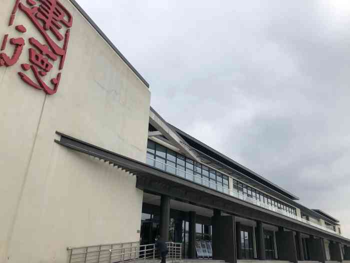 建德服务区停车场