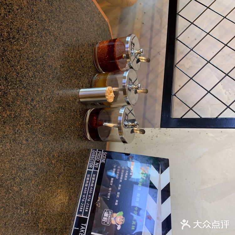 刚出锅的麻辣烫,白汤的，汤本身还可以，不知道是不是熬