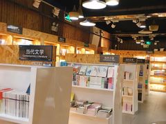 -新华里咖啡书吧(新华书店小寨店)