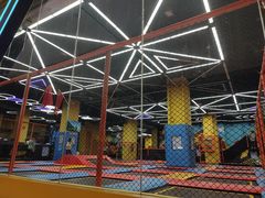 -爱蹦iBOON蹦床运动馆(江汉店)