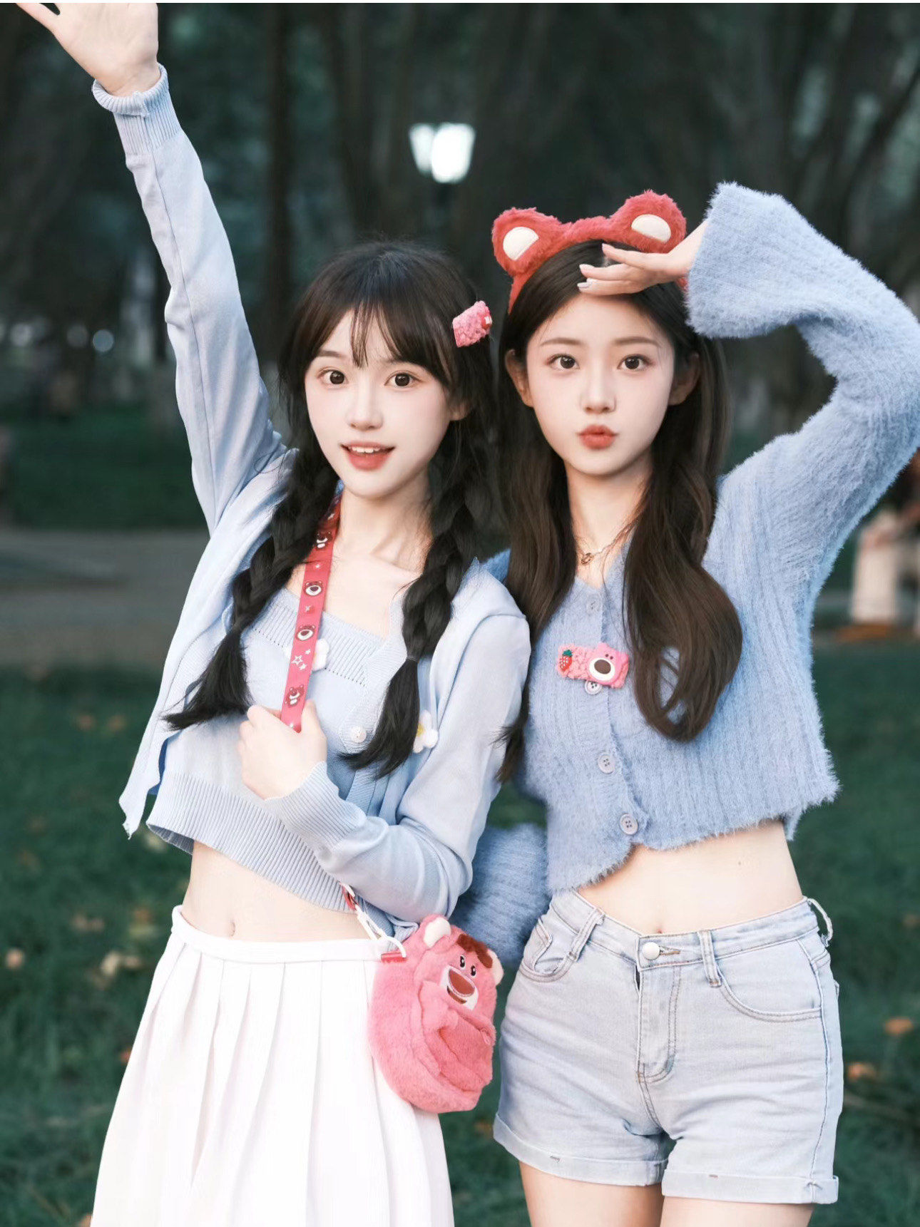 和好姐妹拥有草莓熊的双倍快乐,闺蜜写真
