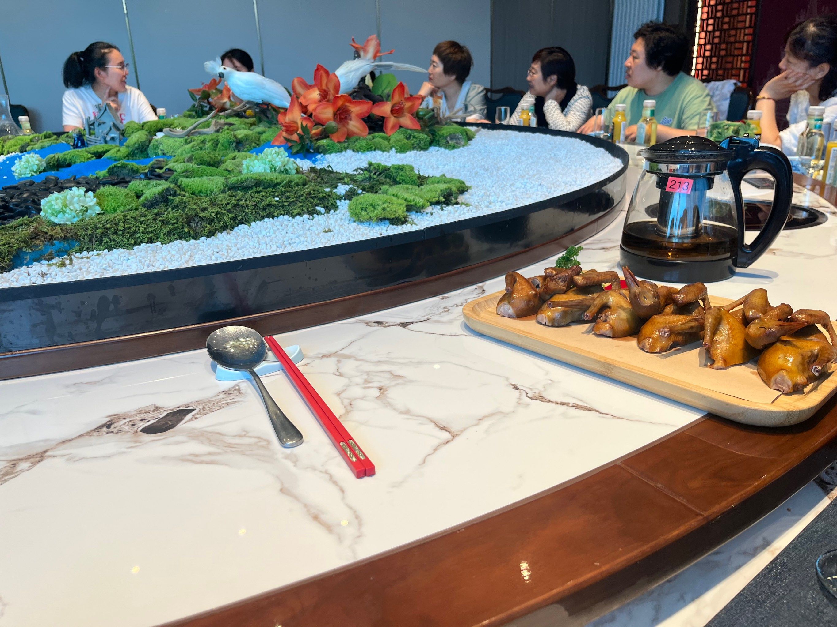 上菜也特别快[偷笑][偷笑]服务都