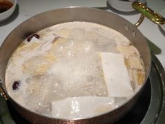 -洪氏嗨捞·广东猪肚鸡·椰子鸡火锅(西咸万象城店)