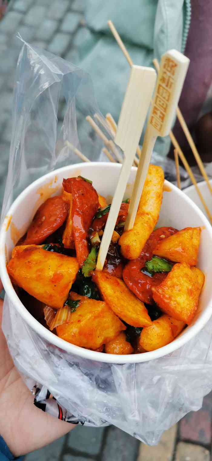 酱新炸串(东川路地铁店)-"离东川路轻轨站不远,门面不算大,但是看上.