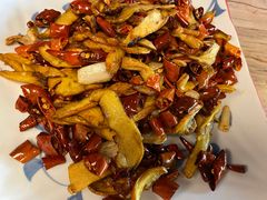 皱皮椒炒牛肝菌-缘生态云南菜·野生菌庭院餐厅(华侨城店)