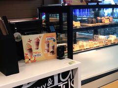 面包甜点陈列柜-麦当劳(广州南站店)
