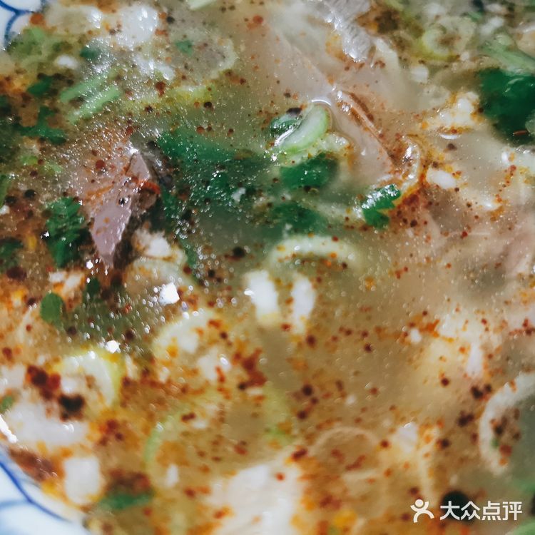 清早就顾客爆满的饸饹和水盆羊肉馆
