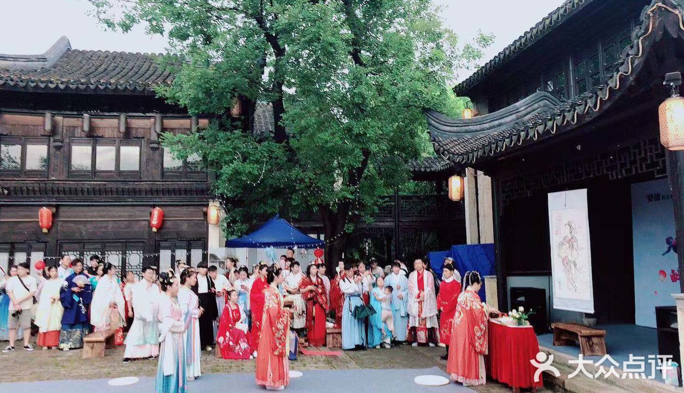 拜乞巧，很有仪式感。喜欢汉服文化