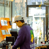 这家名为“躺平”咖啡店，我看到满满的正能量