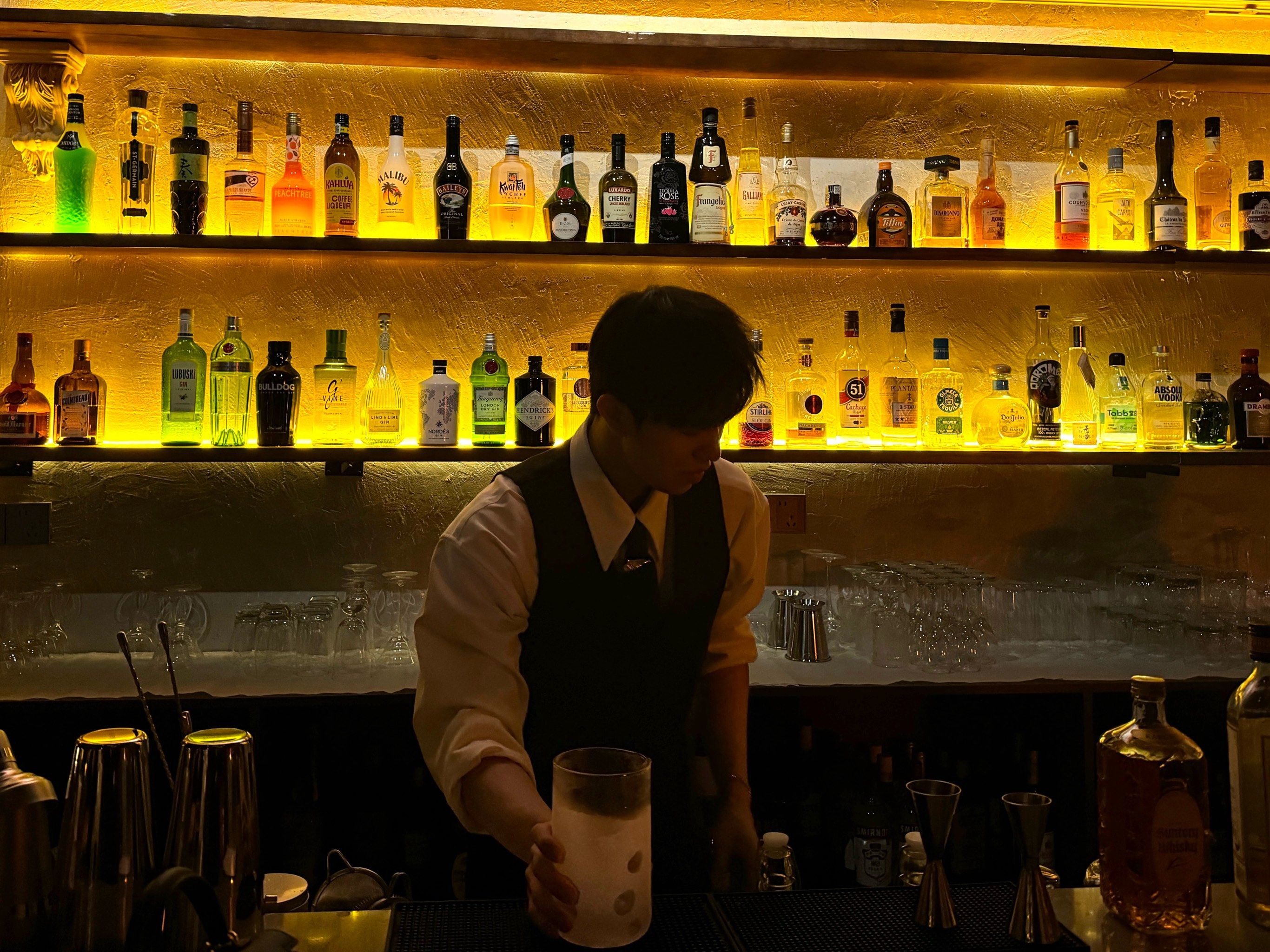 帅哥调酒师?帅吗!帅啊!