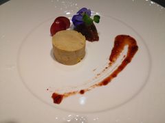 香煎鹅肝配烟鸭胸红酒蜜桃汁-广州塔卢特斯法国旋转餐厅
