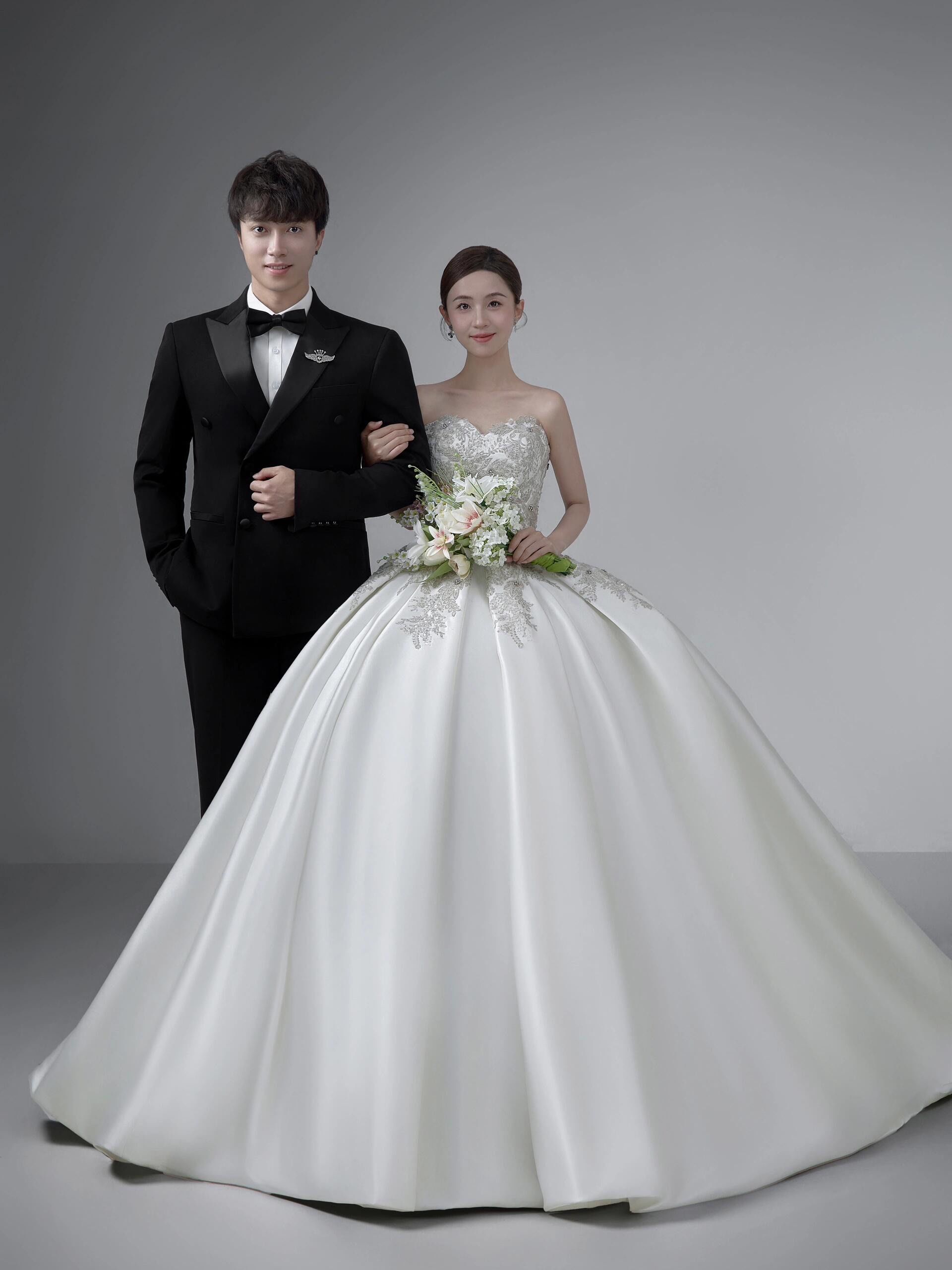 是谁还没有拥有这套极简缎面主纱婚纱照!