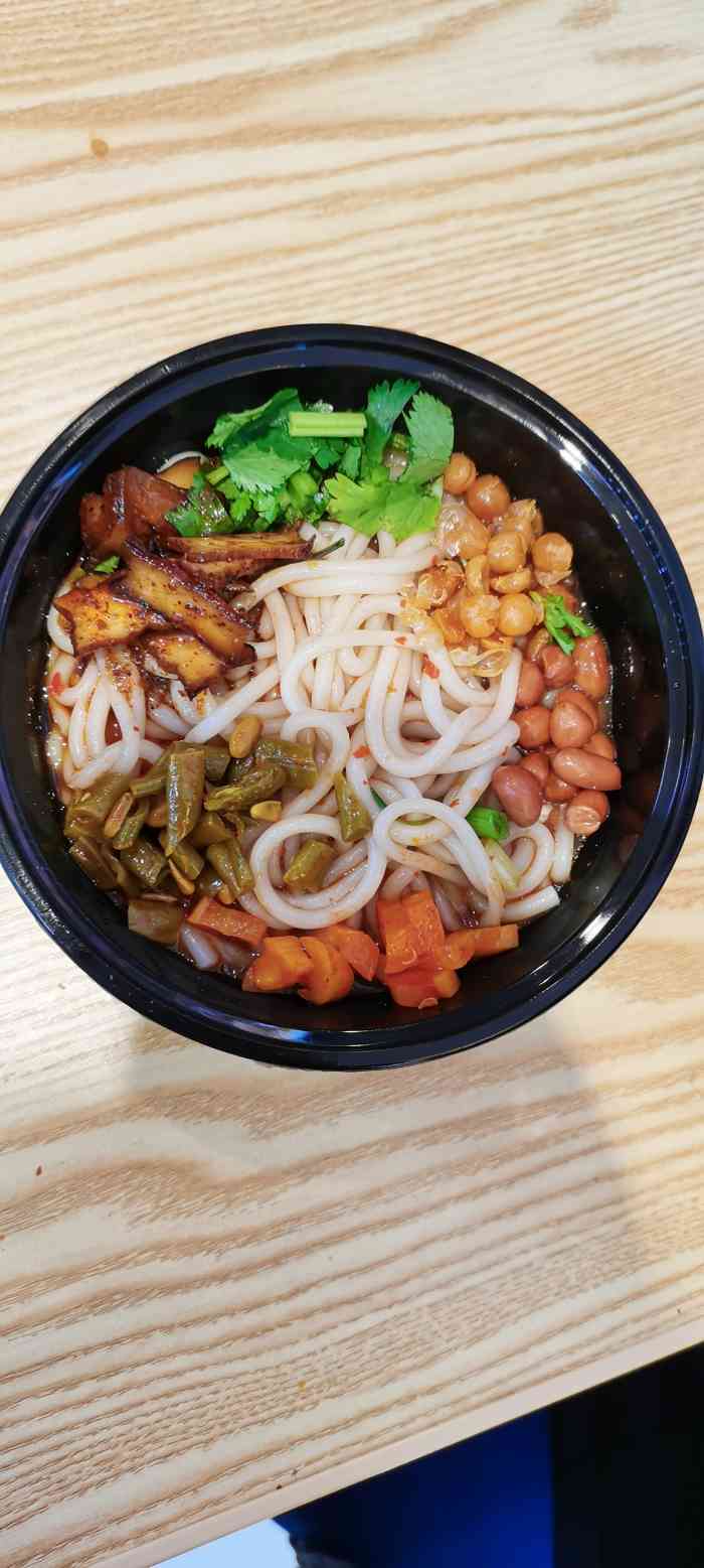 环境: 走到店里环境超好  干净看上去很舒服,就点了一份干挑素卤粉