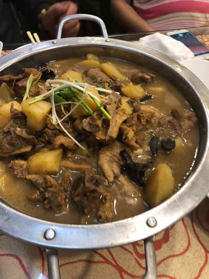 排名靠前的店,特意过来吃一顿,海鲜还不错的,价格小贵.