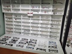 -视野联行眼镜•蔡司•依视路(温江店)
