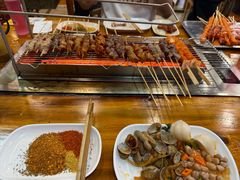 -哈尔滨小酒馆·鲜肉现穿自助烧烤(康新花园店)