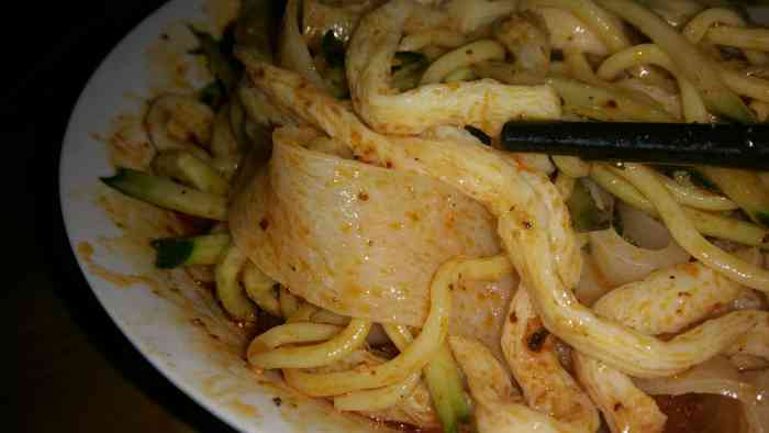 饭点人挺多的 以我一贯的风格全餐 什么都来一点 擀面皮,高旦面,凉皮
