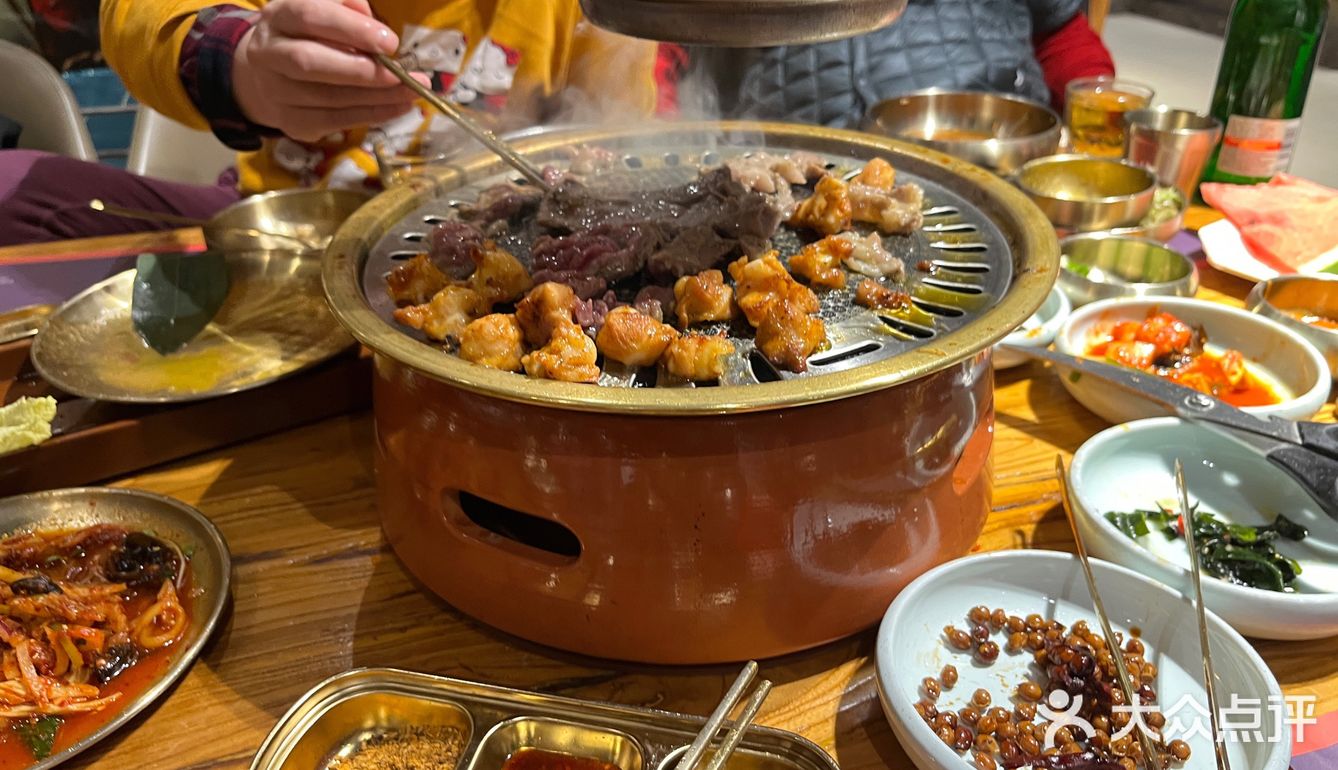 几个人都吃不了，烧烤给免费的小菜还有小料