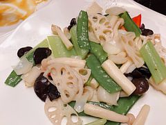 果仁火龙果炒虾球-浙江安吉JW万豪酒店·万豪中餐厅