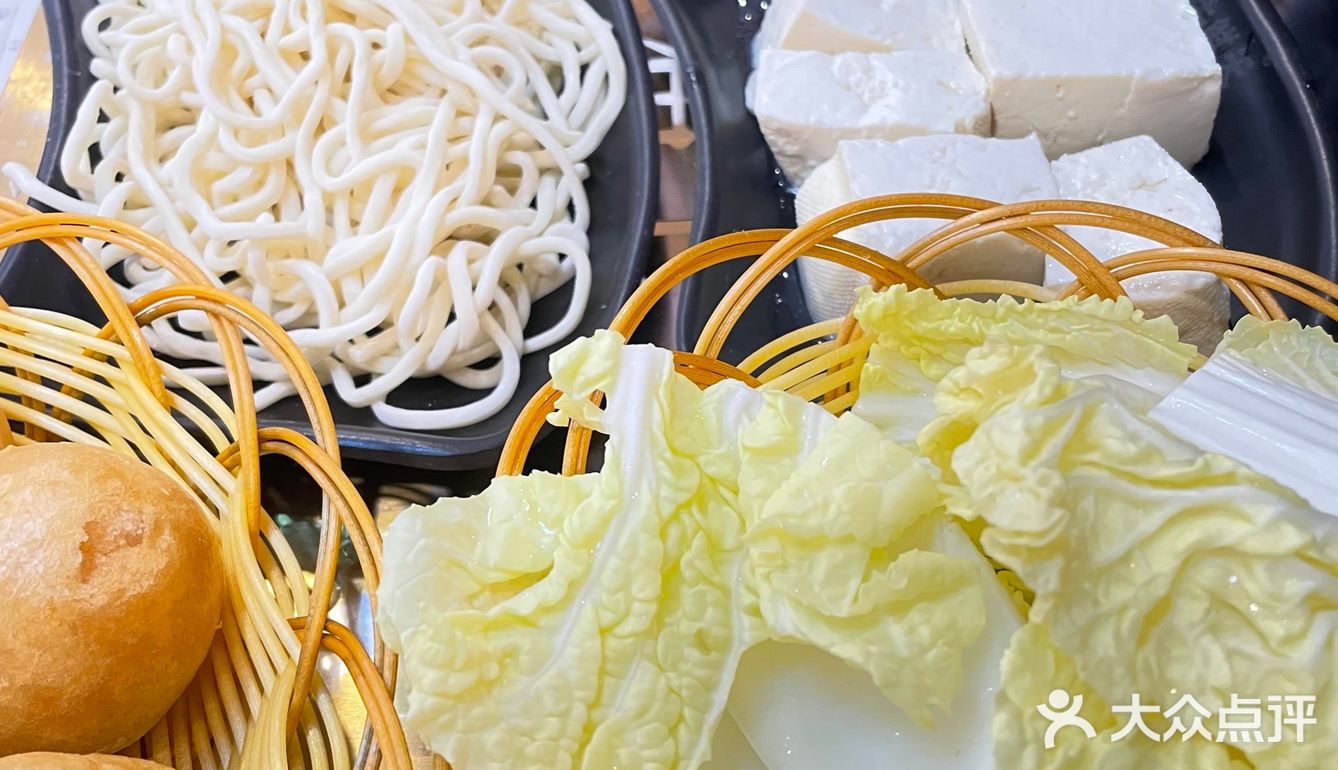 黄牛肉火锅：肉质鲜嫩，汤底醇厚，让人欲罢