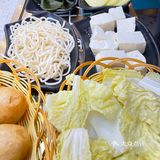 黄牛肉火锅：肉质鲜嫩，汤底醇厚，让人欲罢