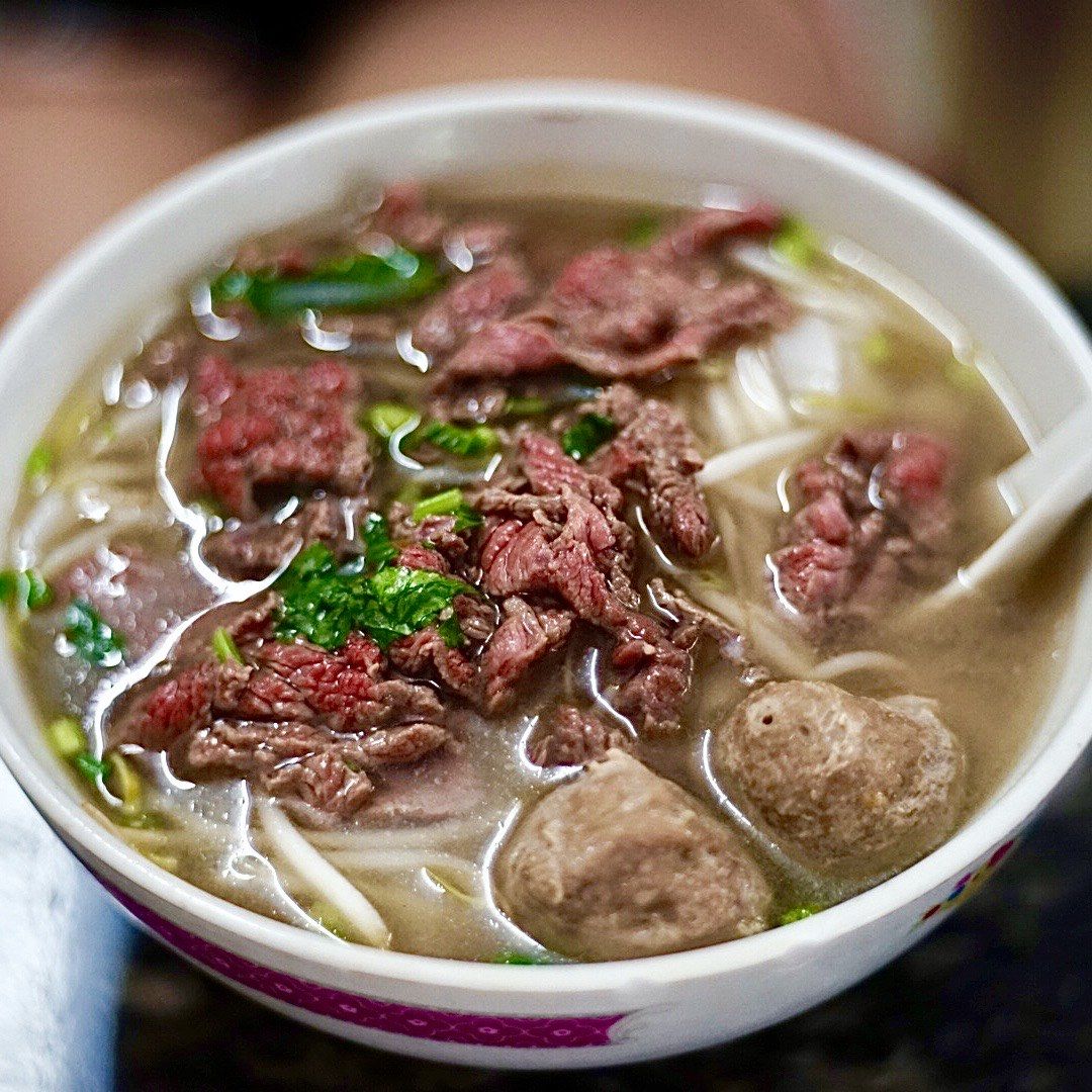 汕头第一站来到老胡牛肉粿,传统的潮汕小吃.有沙茶干粿粉,还有粿条汤