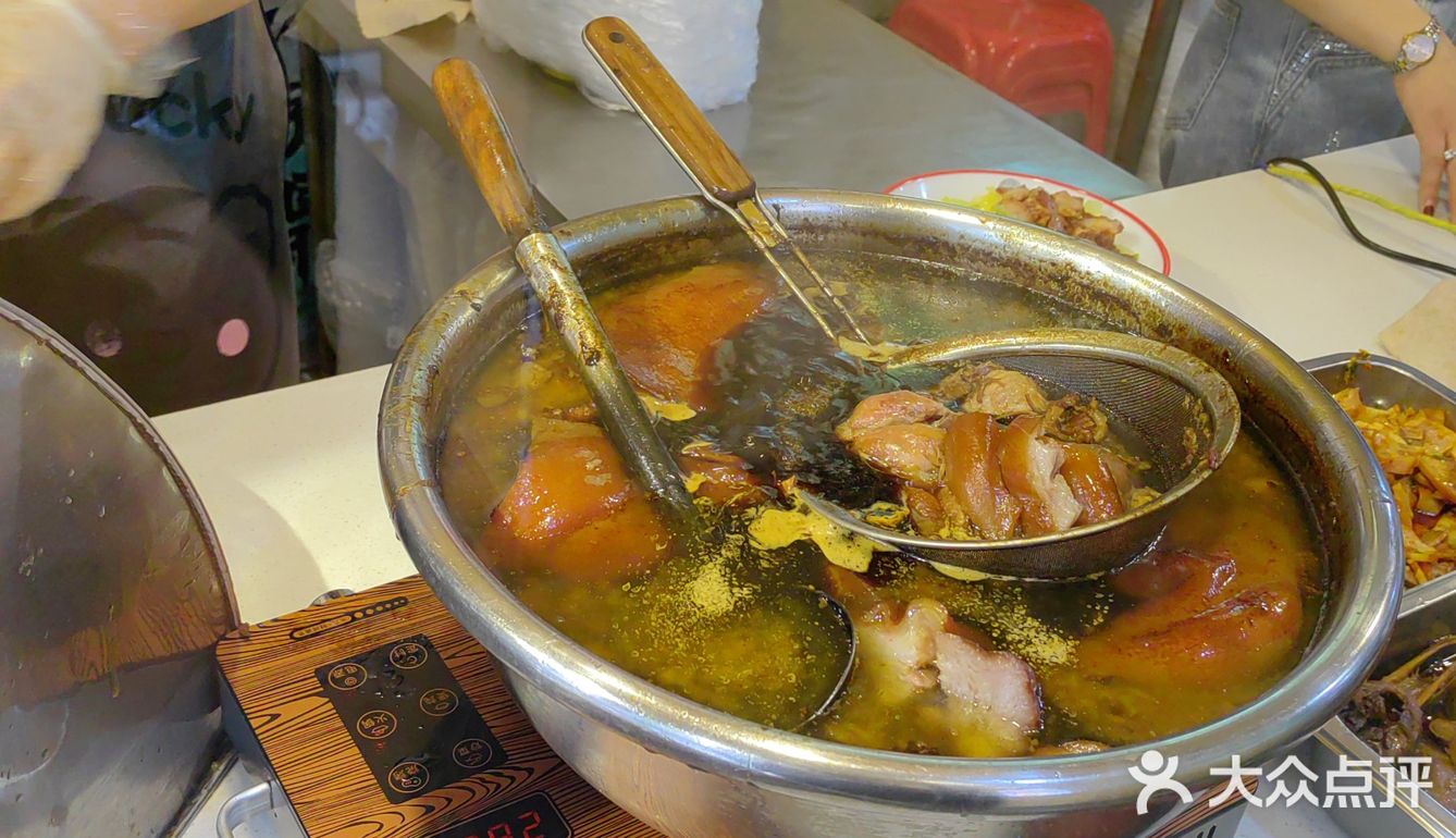 江汉路附近的宝藏广式烧鹅饭，一口穿越到广东