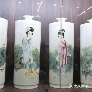 非常喜欢里面的古代仕女图，看着像仙女一样美