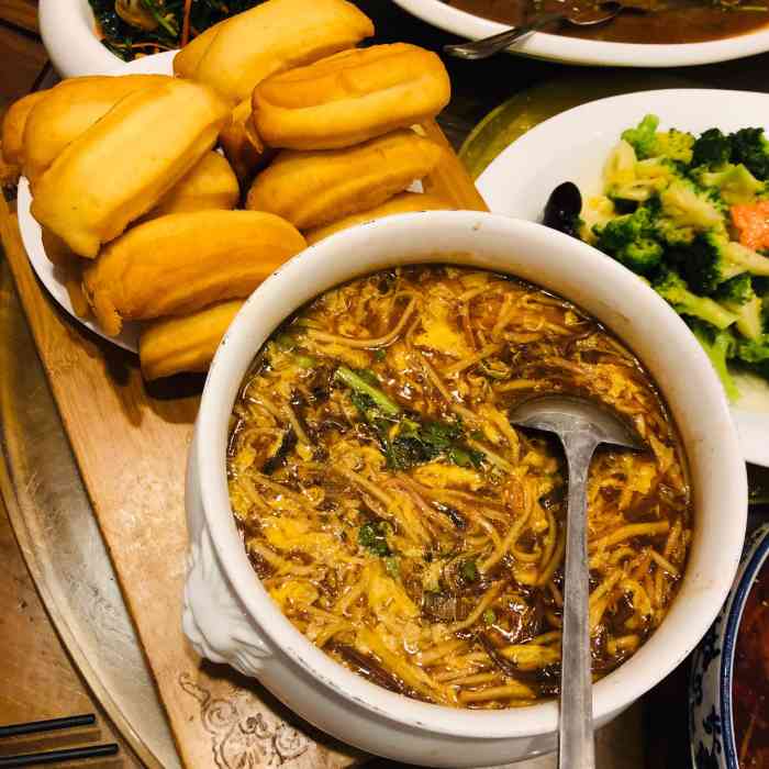油条配上酸辣汤,豆腐脑,简直不要吃的太爽