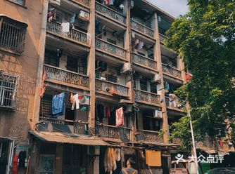 凌晨夜生活才刚刚开始,每条街都排满了路边摊