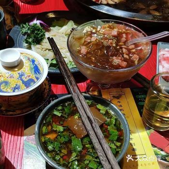 茶师技艺不错，偶尔还有变脸表演