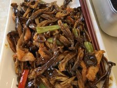 猪颈肉炒茶树菇-梅园酒店餐厅(西湖店)