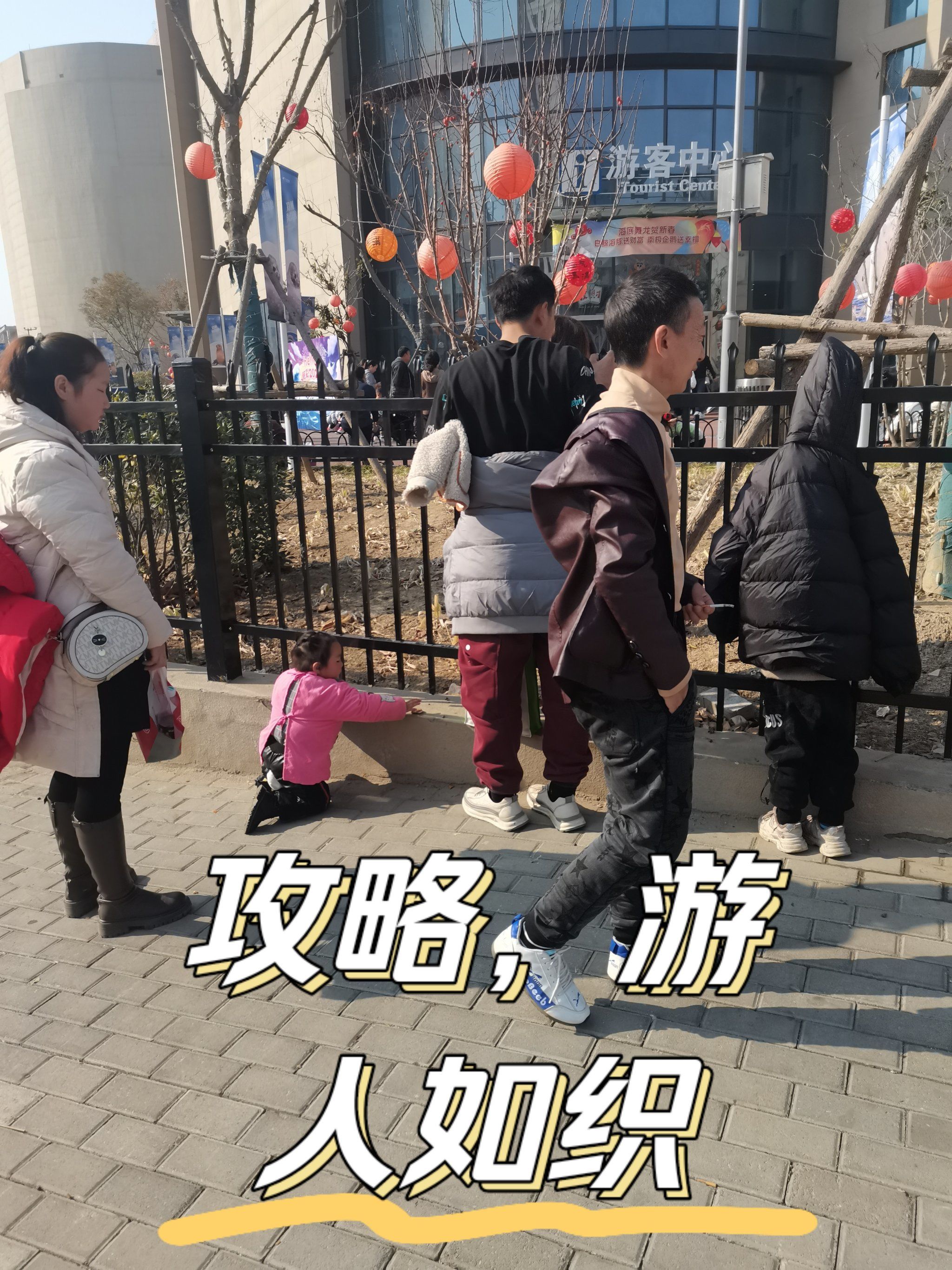 早上出去的时候路过海洋馆,就停着一辆消防车,下午的时候依然,枕戈待