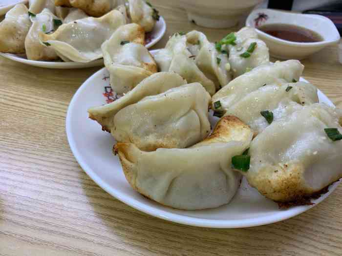 上海威海路856号(距地铁2/12/13号线南京西路站12号口步行)胡记锅贴沪