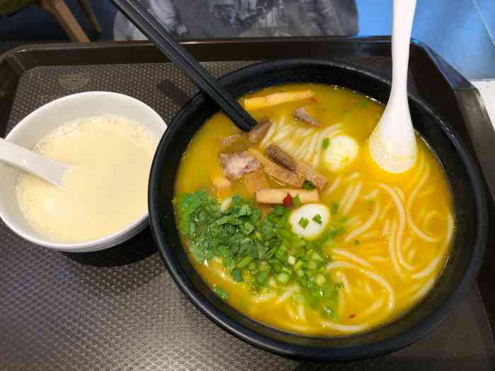 不知名四季牛肉粉-"今天特地带娃试试这家牛肉粉,点了一份酸菜.