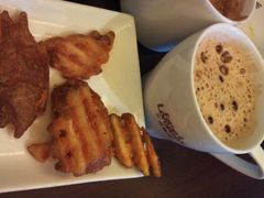 带薯皮的薯格和撒满咖啡粉的咖啡-必胜客(新福地店)