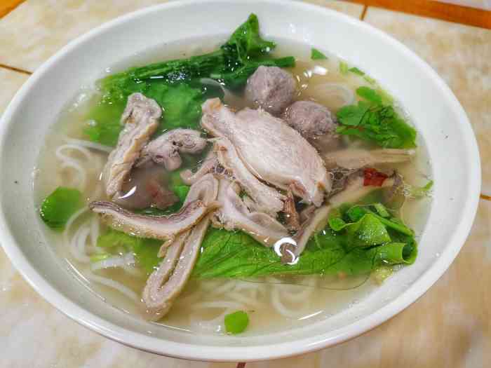 洪记白塔牛肉粿条汤-"在华润万家旁边的路一直进去,不算难找[调.