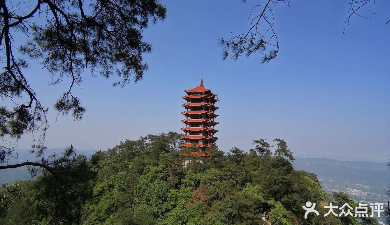 难得假期带家人爬缙云山开车到景区大门