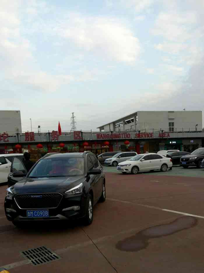 王庆坨服务区停车场-"去年去北京返宁进的第一个服务区,由于是晚.