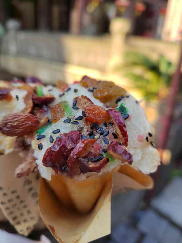 玲阿娘梅花糕在新市古镇的小桥边我们到的时候刚刚老师傅装好一板的料