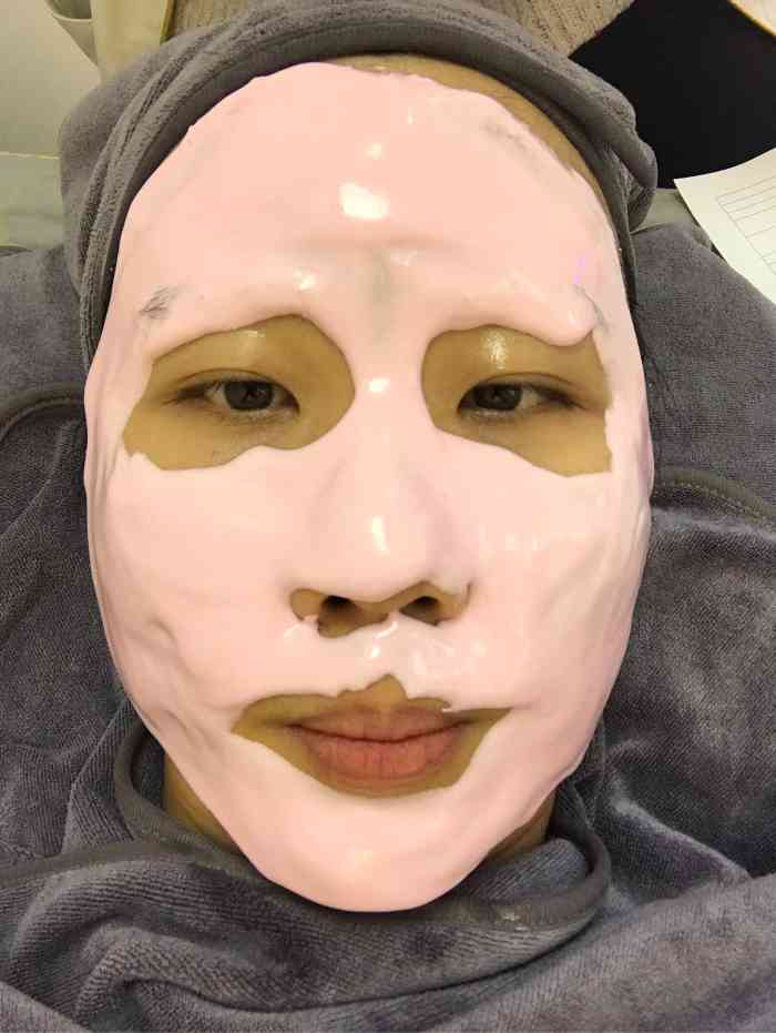 进来后就直接填表,然后开始做脸,这家特别之处是帮我小气泡后,还用