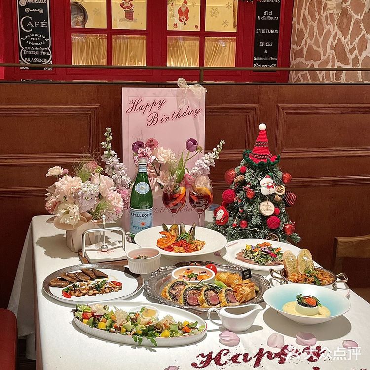 这家西餐厅的圣诞氛围浓度达到了1000%
