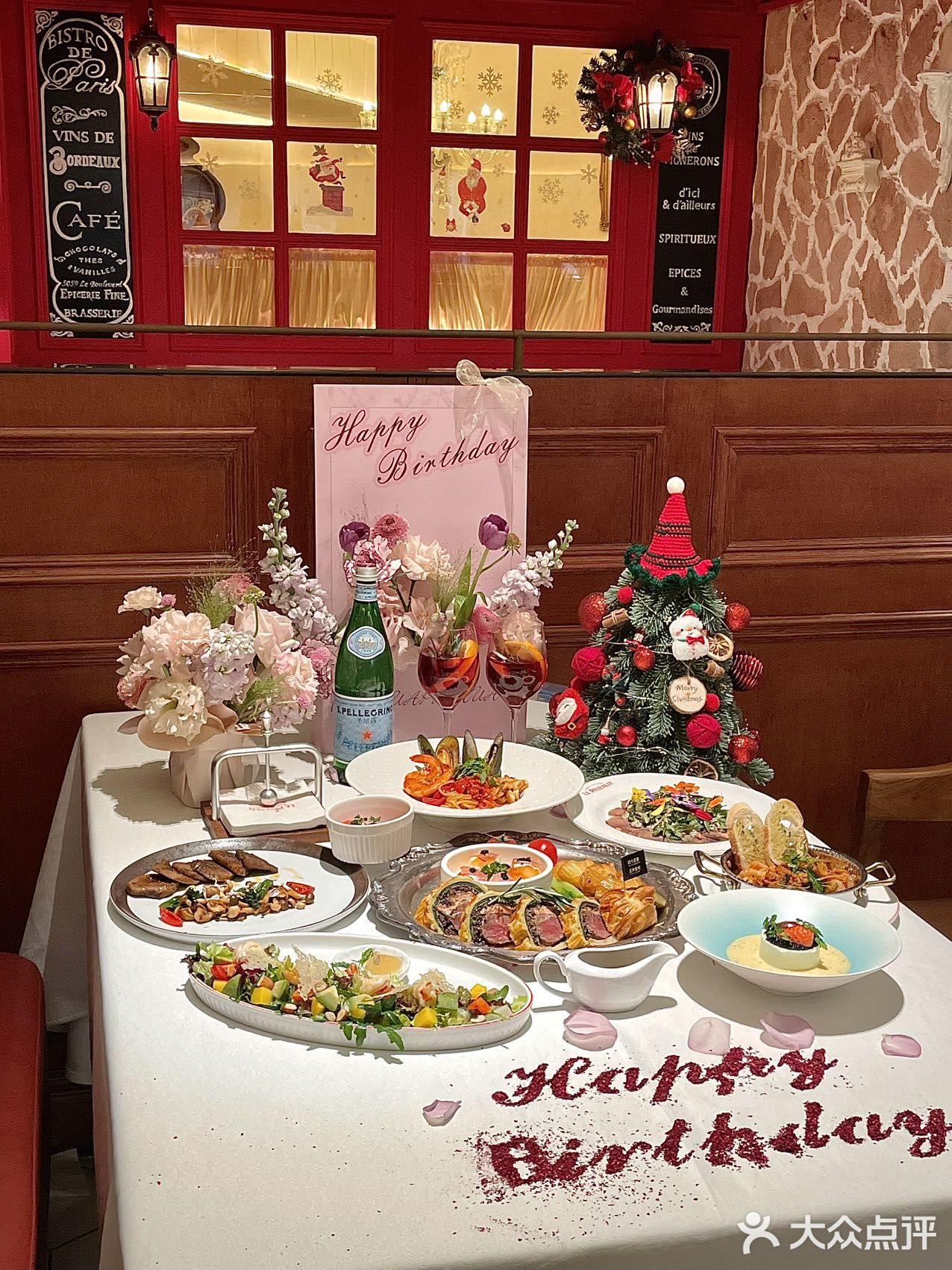 这家西餐厅的圣诞氛围浓度达到了1000%