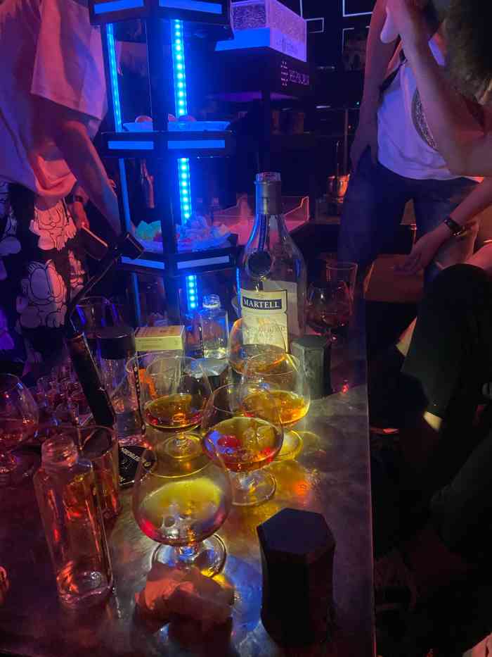 hepburn club赫本酒吧(武汉分店)-"临时被小伙伴叫过去的 门口还要