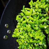 跟着XY实践夏季素食菜式青椒炒空心菜