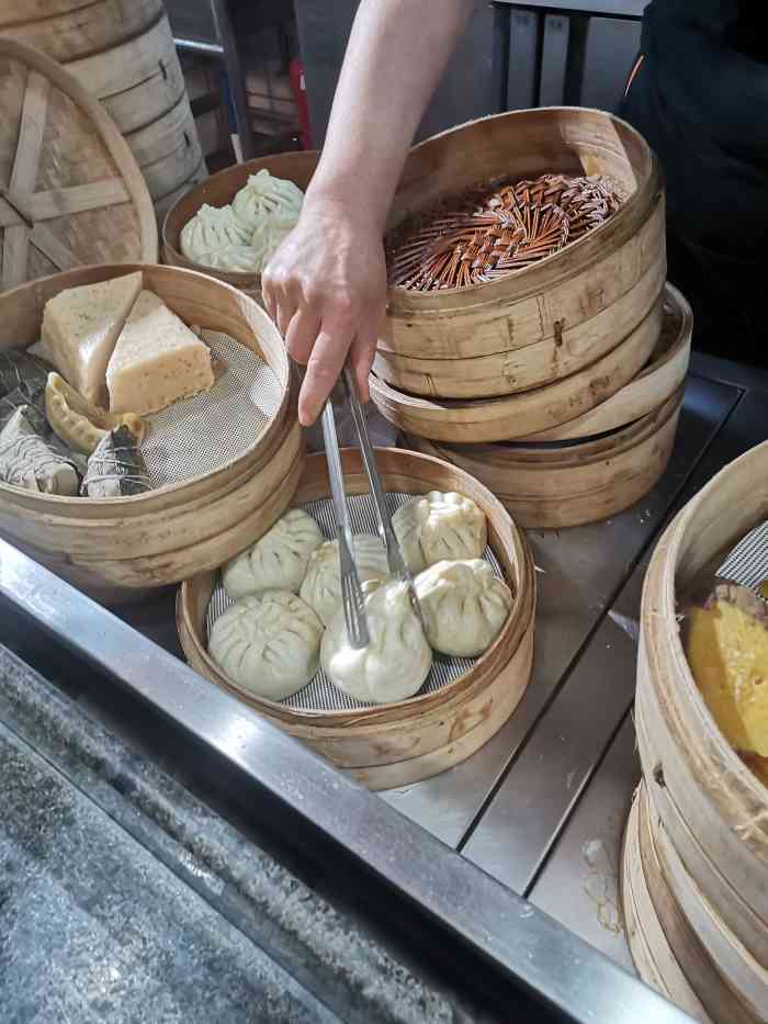 阿泰包子(新城大街店)-"总是定这家店的外卖,包子有猪肉的,酱肉的.