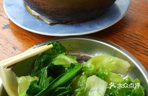 Meat Pie and Preserved Meat Claypot Rice